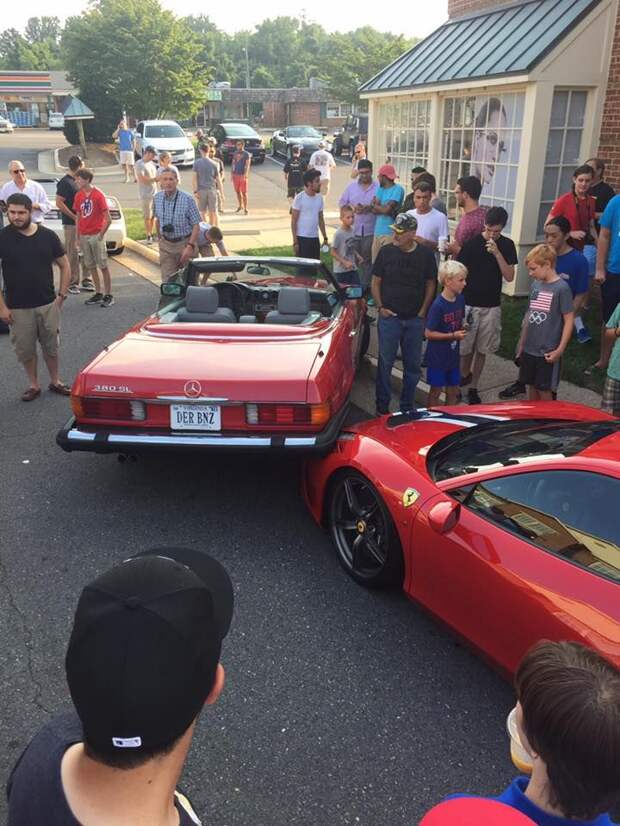 Дамочка на стареньком Мерседесе наехала на Ferrari стоимостью 300 000 баксов