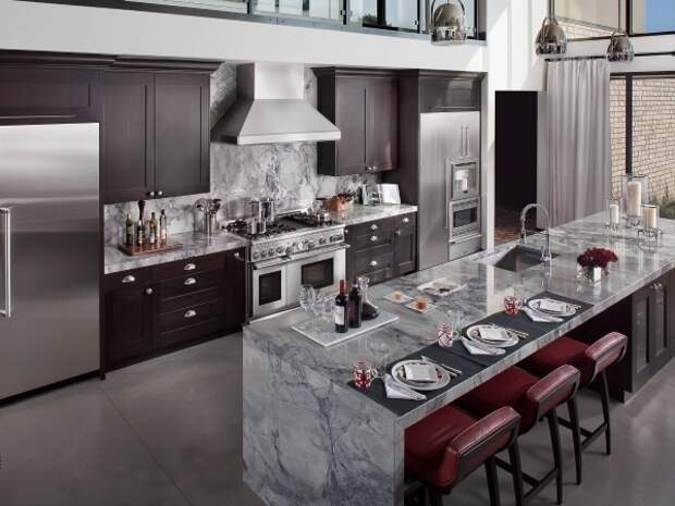 Серый цвет кухни с элементами марсала 2015