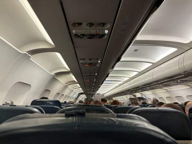 Гинеколог пришла на помощь ребенку с отравлением во время рейса из Пхукета