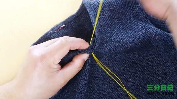 Как самостоятельно сузить вырез горловины свитера