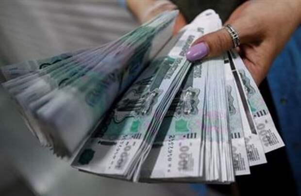 An employee holds 1000 Russian Roubles notes at Goznak printing factory in Moscow, Russia July 11, 2019. REUTERS/Maxim Shemetov