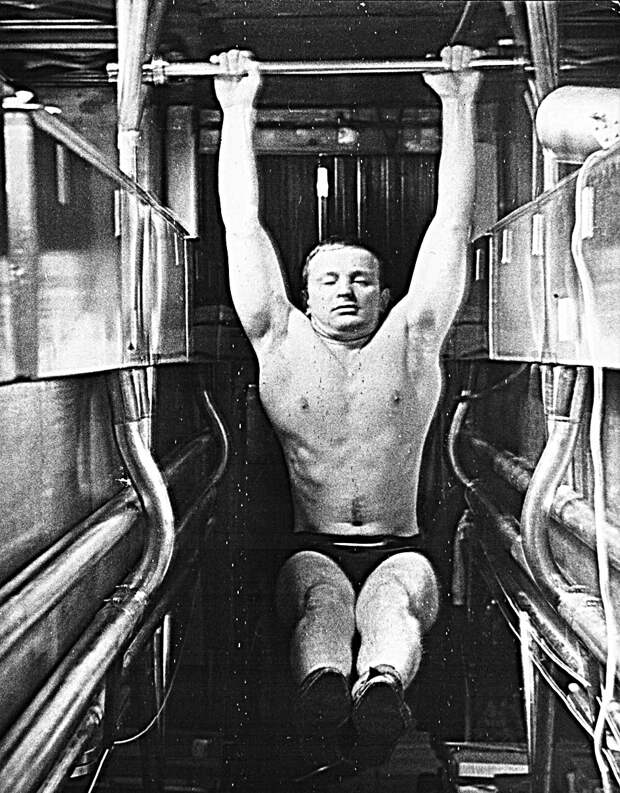 Мановцев подтягивается на турнике.
