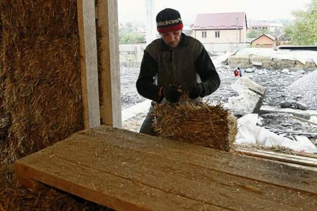 Владикавказский бизнесмен построил себе дом из соломы дом, солома