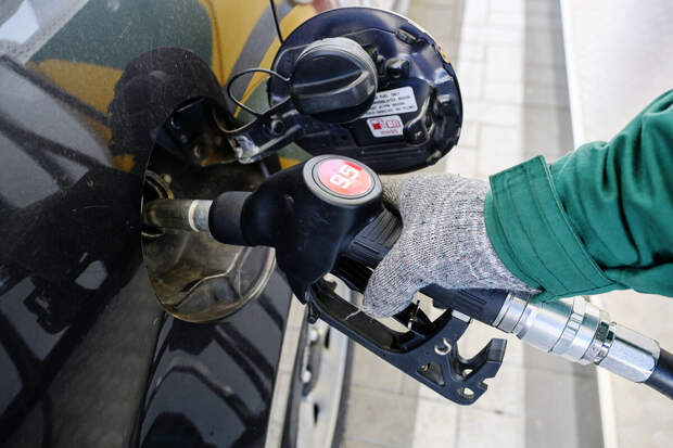 Специалист Ладушкин: определить некачественное топливо по цвету не получится