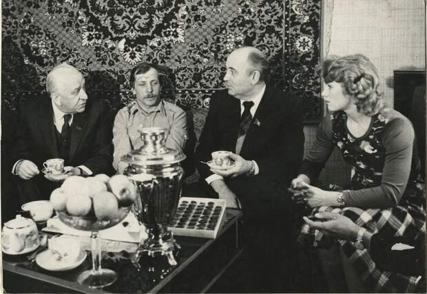 Михаил Горбачев и Виктор Гришин в гостях у москвичей Неизвестный автор,  1985 год, г. Москва, МАММ/МДФ.