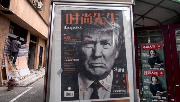 Стенд с изображением президента США Дональда Трампа на улице в Шанхае