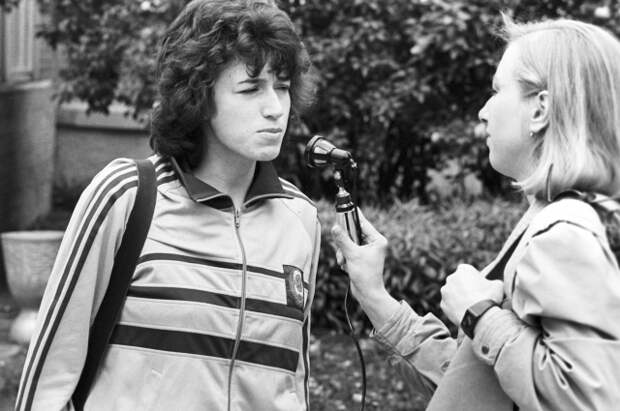 Чемпионка мира 1987 года в беге (400 метров) Ольга Брызгина (слева). 1988 г.