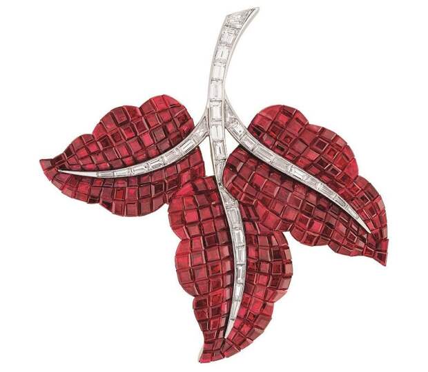 Брошь с рубинами и бриллиантами, установленными в технике Mystery Set