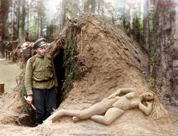 Разведчик Алексеев рядом со скульптурой, которую он сделал из песка. | Фото: reddit.com.