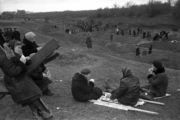 13 Москвичи на строительстве оборонительных сооружений. Октябрь 1941 г.jpg 13 Москвичи на строительстве оборонительных сооружений. Октябрь 1941 г.jpg