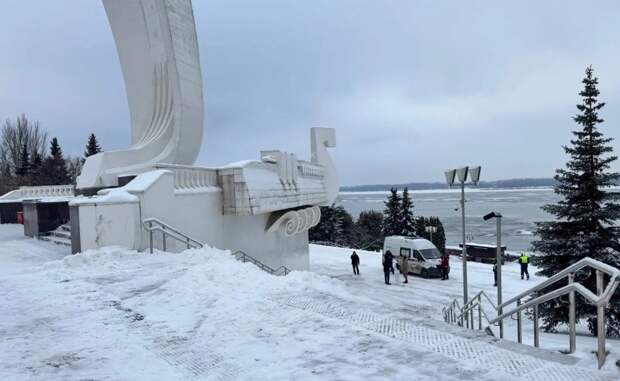 В Самаре мужчина упал с монумента «Ладья» на набережной и разбился