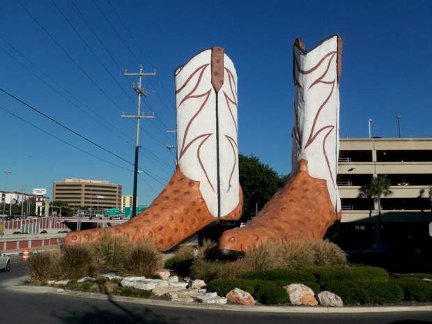 Памятник сапогам в Сан-Антонио. США.  