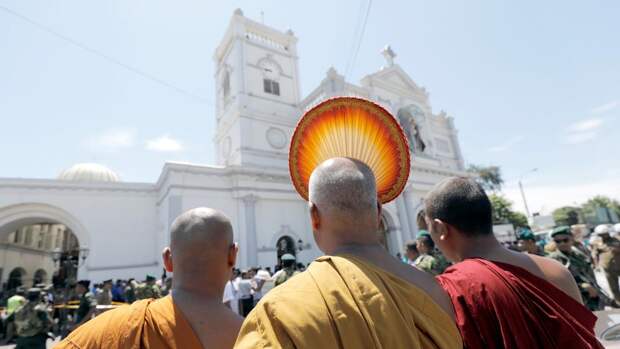 Буддийские монахи перед храмом Святого Антония, церковь Коччикаде после взрыва в Коломбо, Шри-Ланка