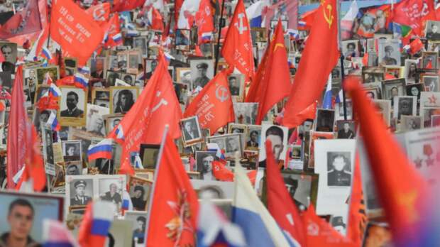Акция «Бессмертный полк» проходит в посольстве России в Токио