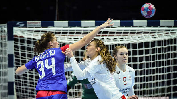 Впервые за десять лет: женская сборная России досрочно пробилась в полуфинал чемпионата Европы по гандболу
