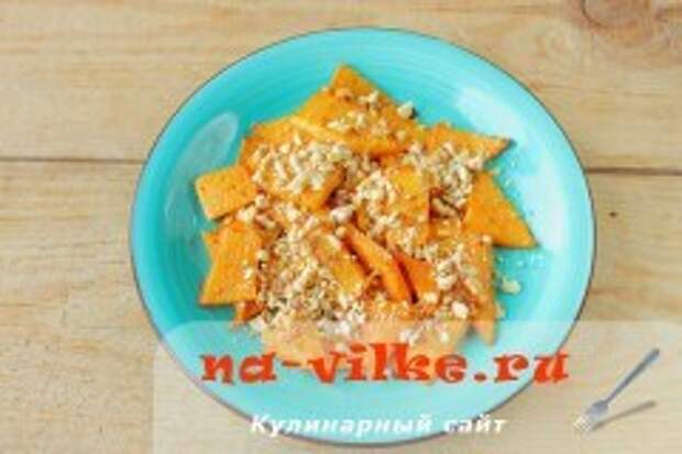 Теплый салат из тыквы с орехами