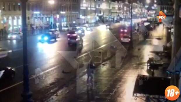 РЕН ТВ публикует видео момента наезда BMW на группу пешеходов в Петербурге