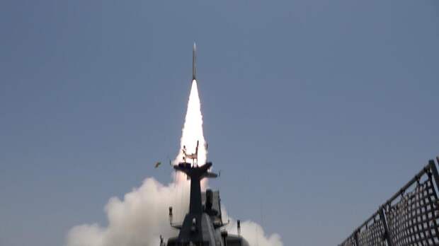 Fars: КСИР начал 50-ю волну атак на базы США и радары Израиля