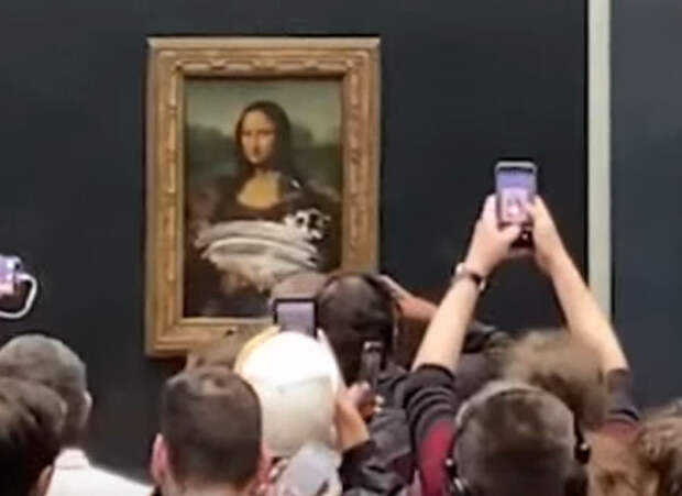 В Лувре вандал бросил торт в картину "Мона Лиза"
