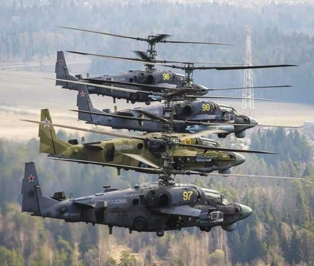 В Ейске заметили направляющиеся к Донбассу колонны бронетехники и вертолеты