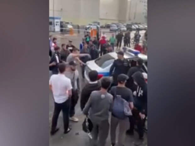 Новости нападение на москву. Толпа мигрантов Каширское задержание. В Москве толпа к стоянке.