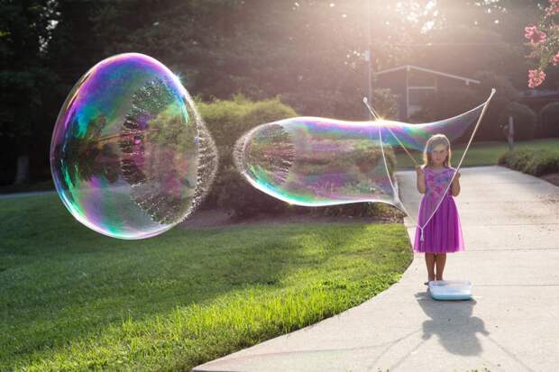 Как выдувают большие мыльные пузыри?