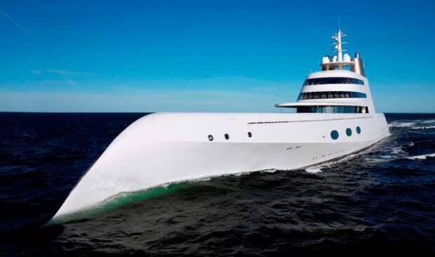 Моторная яхта «А» с выразительной внешностью от Филиппа Старка немного напоминает утюг.