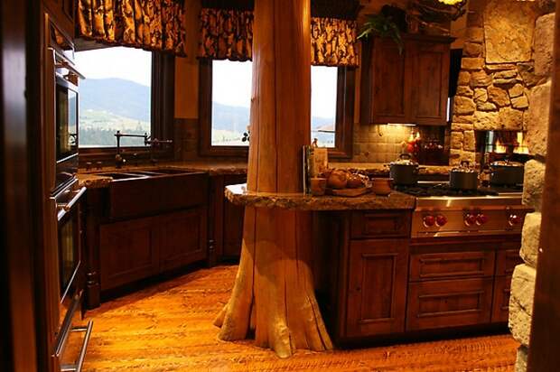 На первый взгляд простая кухня приукрашена интересным стволом дерева, что преображает интерьер.