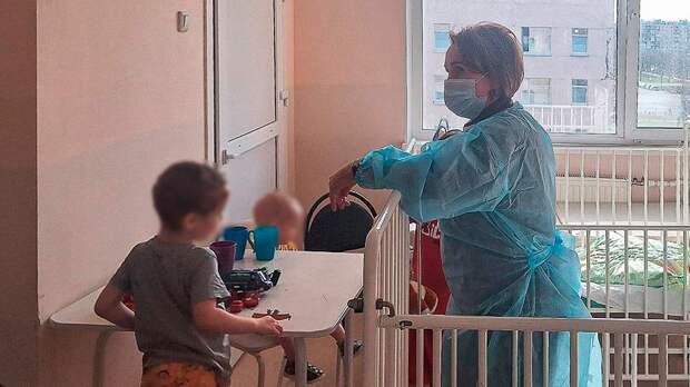 Мать найденных в подвале в Петербурге мальчиков заявила, что ей вернут детей