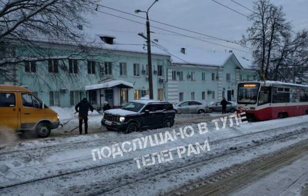 На улице Плеханова в Туле на трамвайных путях снова застряла машина