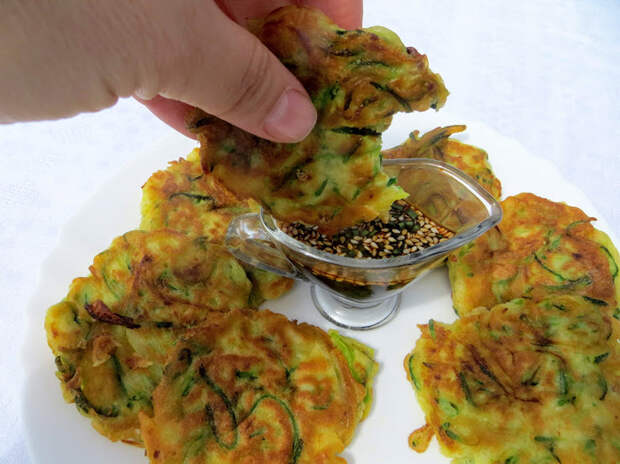 Кабачковые оладьи в корейском стиле Еда, Оладьи, Вкусно, Готовим дома, Другая кухня, Приготовление, Кабачок, Цукини, Видео, Длиннопост