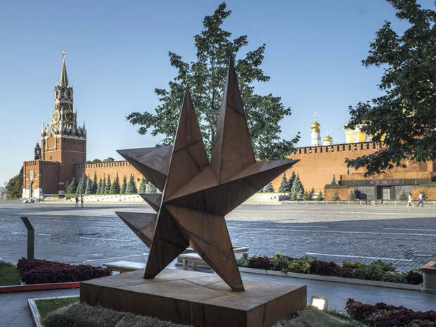 Ринат Волигамси, «Звезда» на выставке «Красный сад», 2021 год