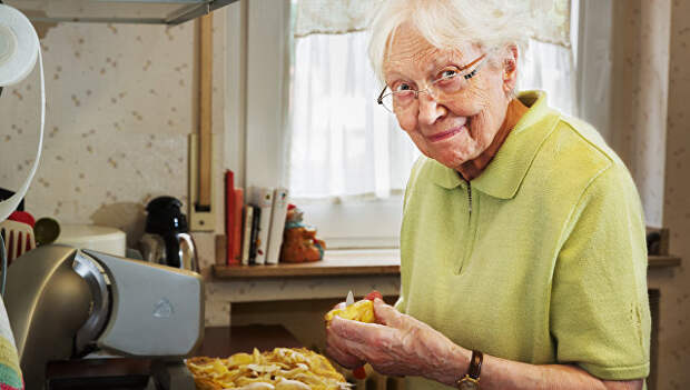 Бабушка готовит на кухне