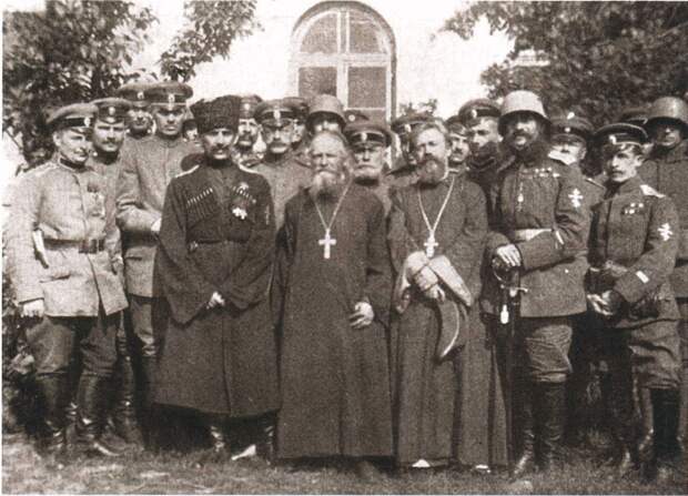 П.Р. Бермондт-Авалов и чины Западной добровольческой армии с православным духовенством, 1919 год. А ведь сразу и не поймешь, что тут вообще происходит и какой это год, какая война. 