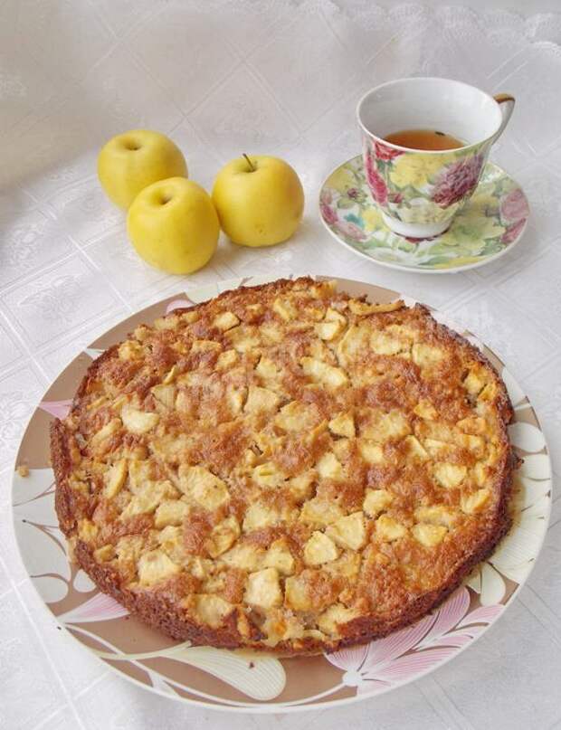 Яблочный пирог с орехами и заливкой