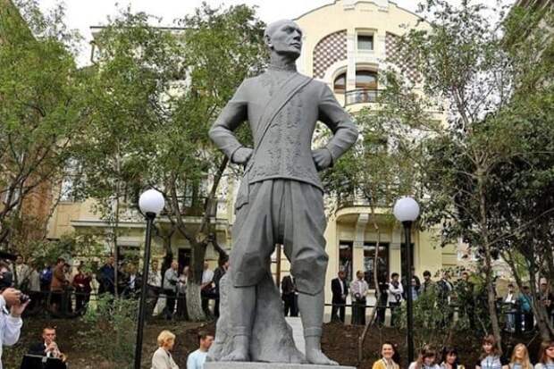 Открытие памятника Юлу Бриннеру во Владивостоке, 28 сентября 2012 г. | Фото: kino-teatr.ru Открытие памятника Юлу Бриннеру во Владивостоке, 28 сентября 2012 г. | Фото: kino-teatr.ru
