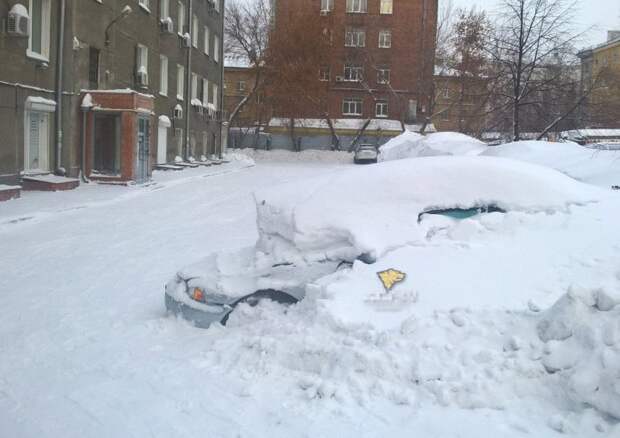 В Новосибирске грузовик проехал по капоту машины засыпанной снегом дтп, курьез, сугроб