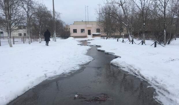 Не хватает аварийных бригад: несколько дней течёт вода по улицам на западе Волгограда