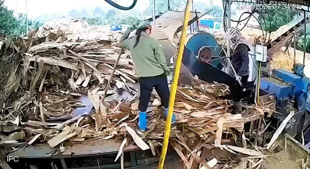 Жуткая трагедия на работе: женщину затянуло в дробилку