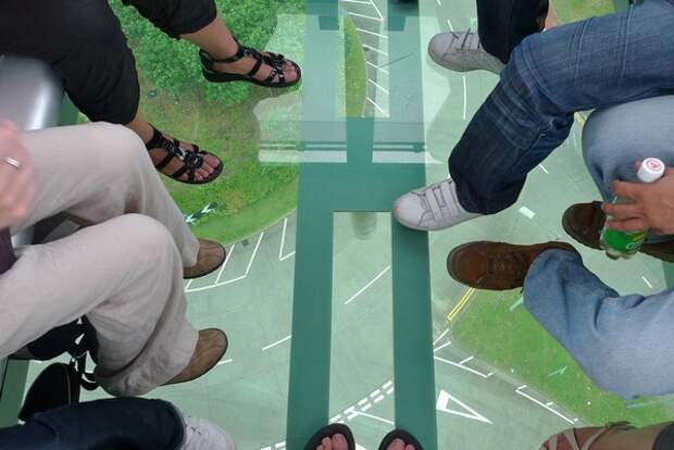 Стеклянный пол в кабинках канатной дороги Ngong Ping 360 Стеклянный пол в кабинках канатной дороги Ngong Ping 360
