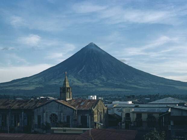 Майон Филиппины Вулкан Майон расположен на юго-востоке острова Лусон, Филиппины, недалеко от города Легаспи. Эта гора имеет славу самого симметричного вулкана в мире. Добраться до его вершины довольно просто — достаточно будет всего лишь обратиться к одной из многочисленных турфирм.