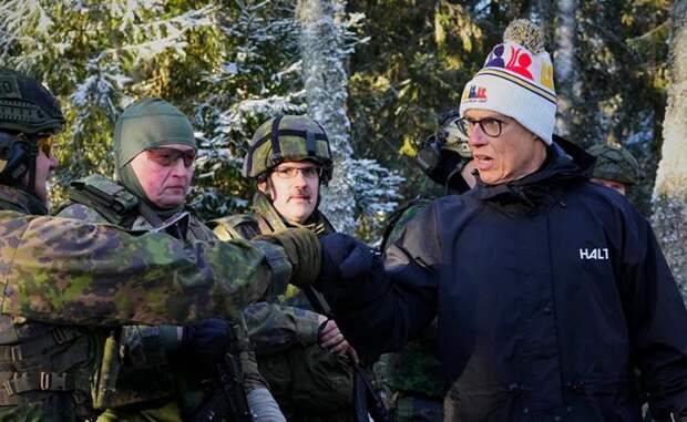 Президент-гробовщик разрывается от любви к Маннергейму и Зеленскому