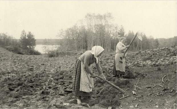 Женщины обрабатывают землю. Вуолы.