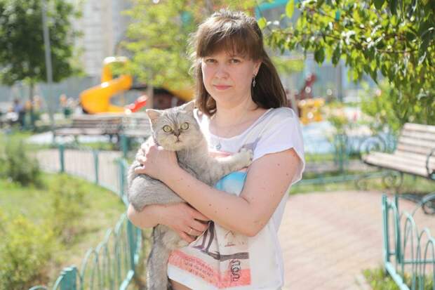 Елена Баженова нашла кошку в подвале / Фото: Артур Новосильцев