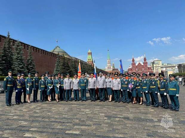 Выпускники трех вузов МЧС России получили дипломы об образовании на Красной площади
