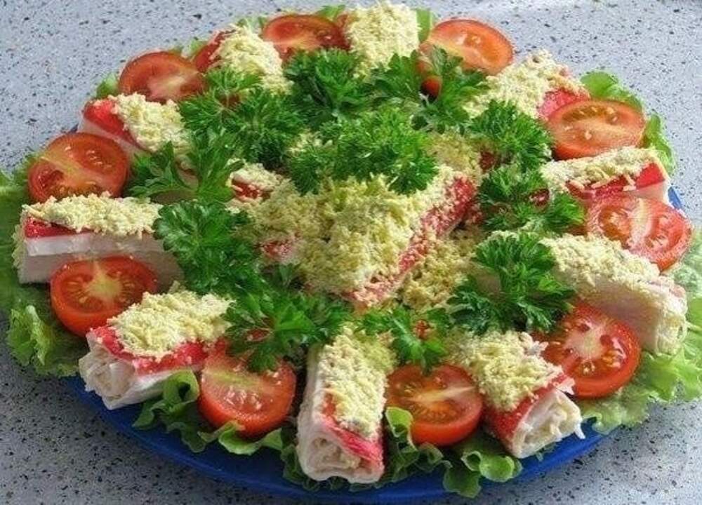 Крабовая закуска. Крабовые палочки фаршированные сыром и чесноком. Закуска из краб палочек. Закуска из крабьих палочек. Закуски из крабовых палочек на праздничный.