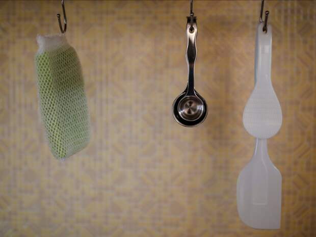 hanging-objects-on-simple-hooks-is-a-clean-popular-storage-strategy-among-minimalists.jpg_1001x751