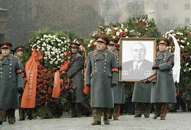 Ровно 39 лет назад состоялись похороны Леонида Ильича Брежнева. Люди говорят, что именно тогда "кончился СССР"!