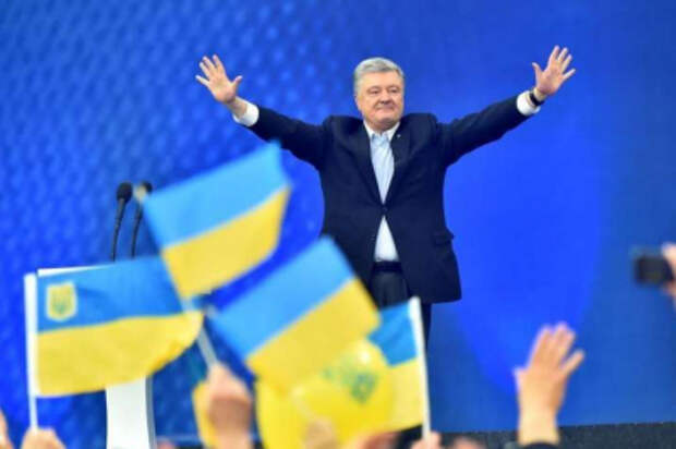 Следователь ГБР упал при попытке вручить Порошенко повестку в суд Следователь ГБР упал при попытке вручить Порошенко повестку в суд