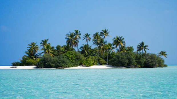 Мальдивы Мальдивы состоят приблизительно из 1190 коралловых островов. Примерно около 200 из них населяют мальдивцы. Еще около 100 были застроены роскошными отелями. Остальные острова остаются необитаемы, что дает возможность практически каждому курорту предлагать услугу Desert Island, когда гостей отеля отвозят на ближайший необитаемый остров.
